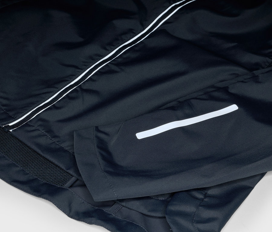 Zbliżenie czarnej kurtki z białymi paskami.