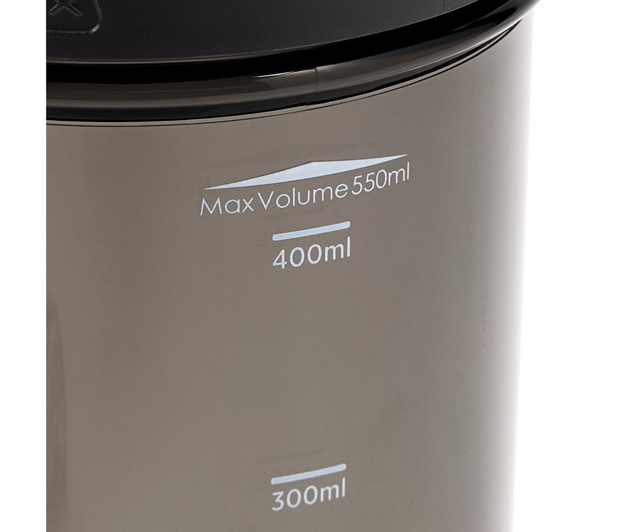 Szczegół szarego pojemnika z czarną pokrywką i białymi oznaczeniami objętości 300 ml, 400 ml i maksymalnej objętości 550 ml.