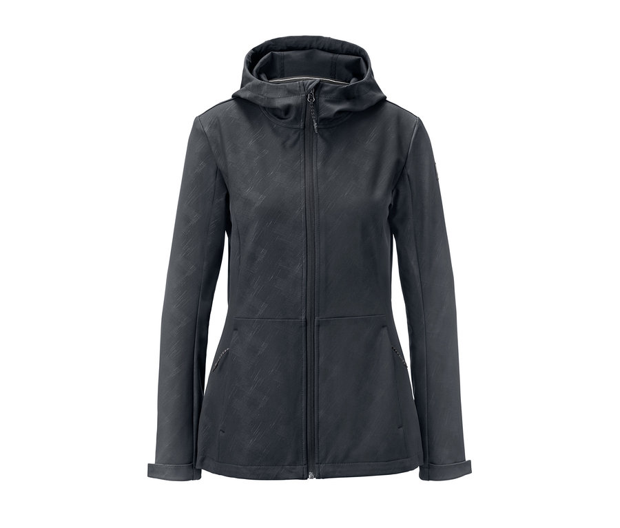 Czarna kurtka softshell z kapturem.