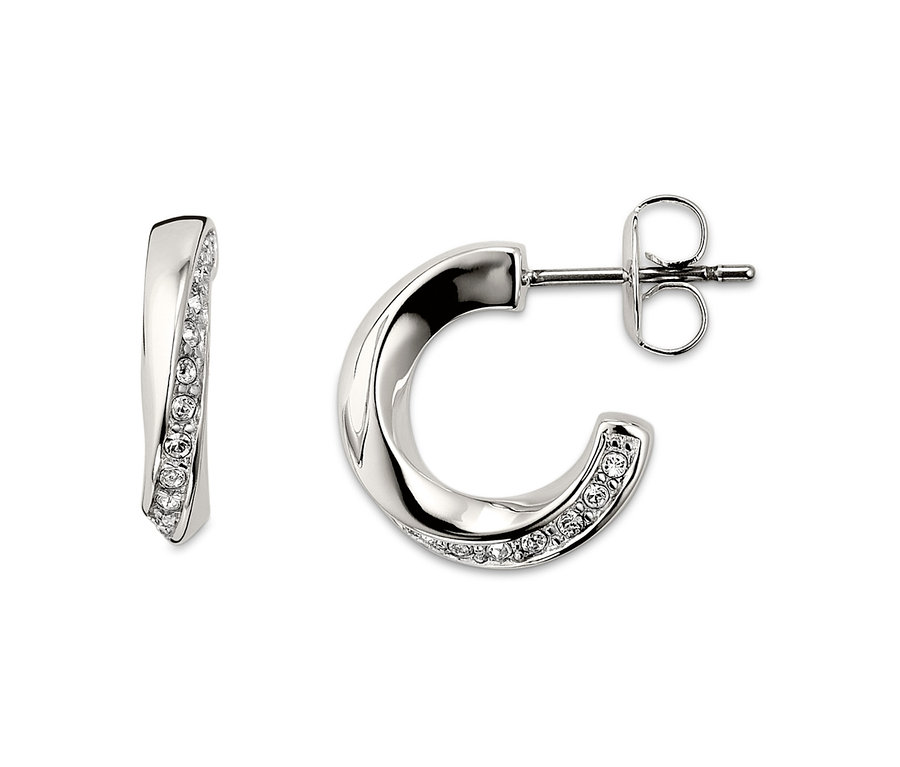 Dwa srebrne kolczyki kreole z kryształami marki Swarovski® leżą na białym tle.