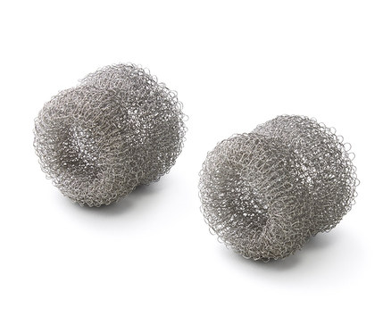 Dwa antykamieniowe krążki do czajnika na białym tle.