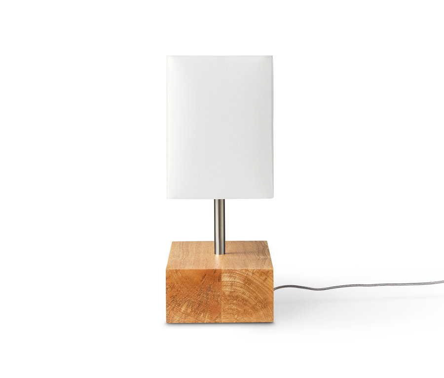 Lampa stołowa z drewnianą podstawą i białym abażurem.