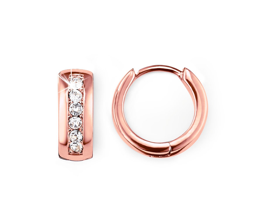 Dwa kolczyki kreole wysadzane kryształami marki Swarovski® na białym tle.