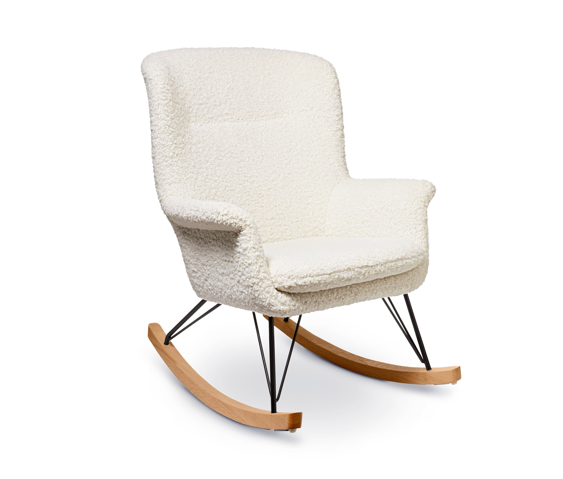 Fotel bujany z tkaniny bouclé na białym tle.