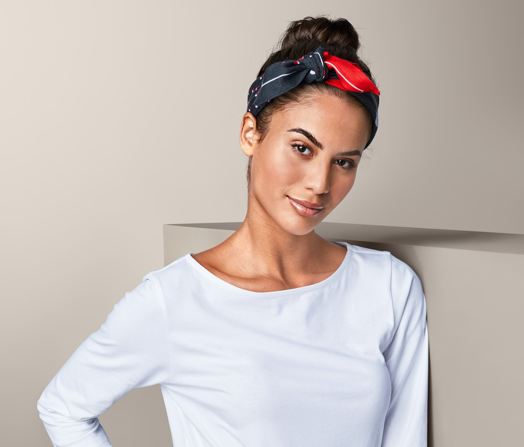 Kobieta ma na sobie bandanę.