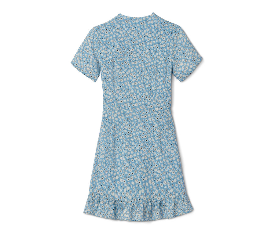 Niebieska sukienka kopertowa w kwiaty.