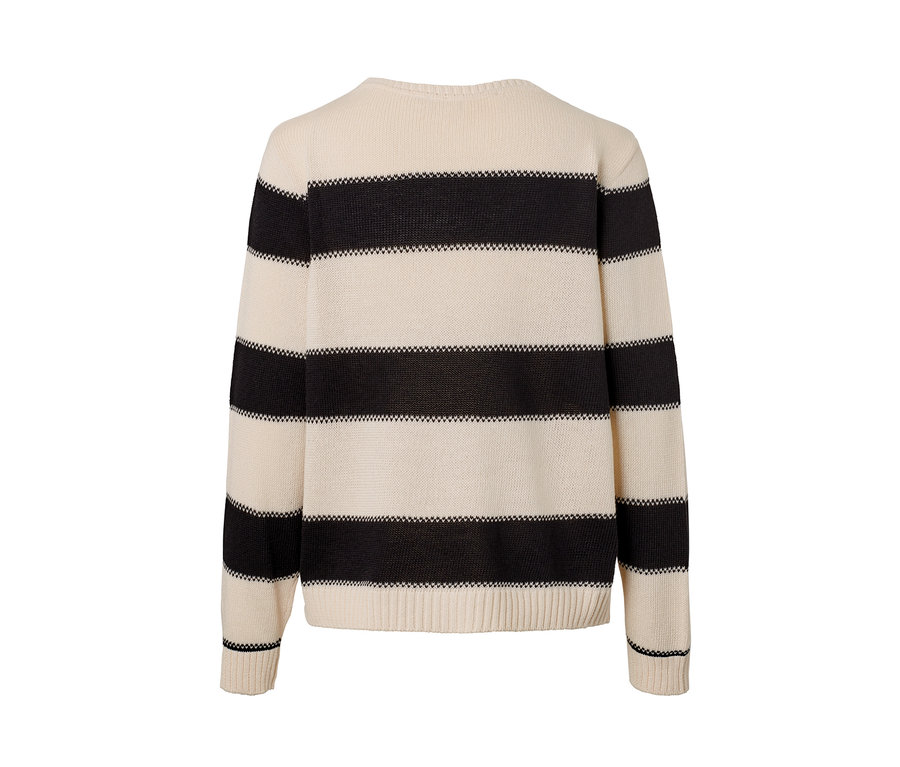 Sweter z dzianiny w czarno-kremowe paski.