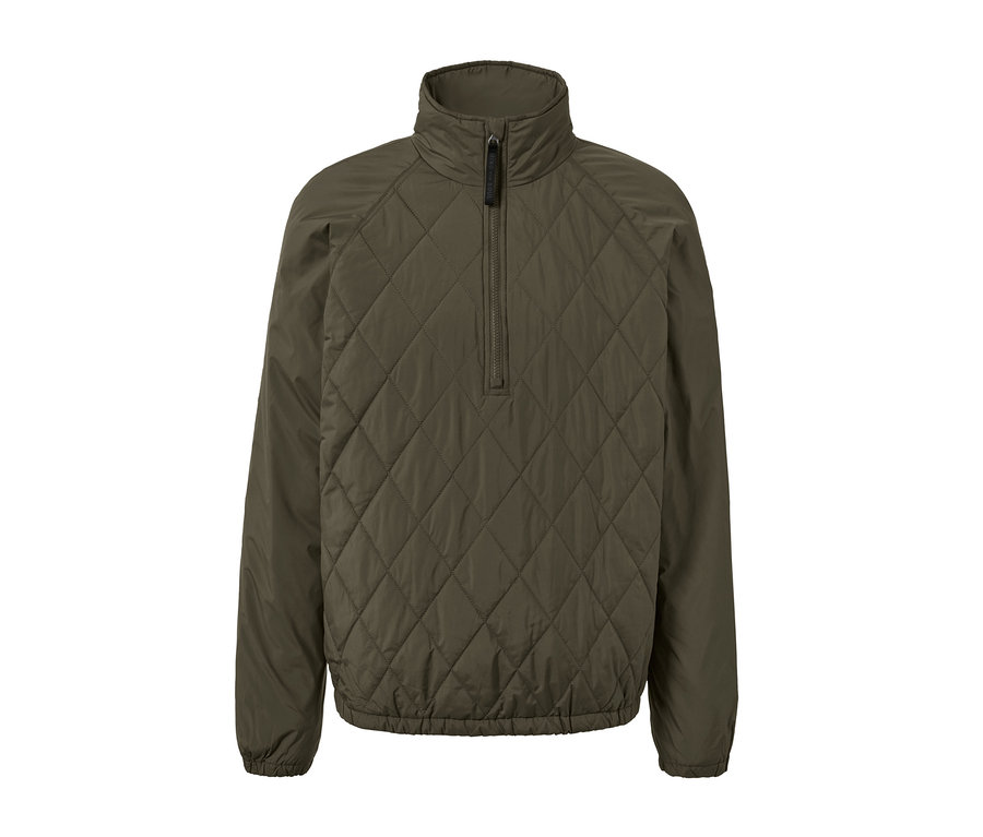 Zielona kurtka wiatroszczelna z pikowaniem w romby i zamkiem błyskawicznym do połowy klatki piersiowej.