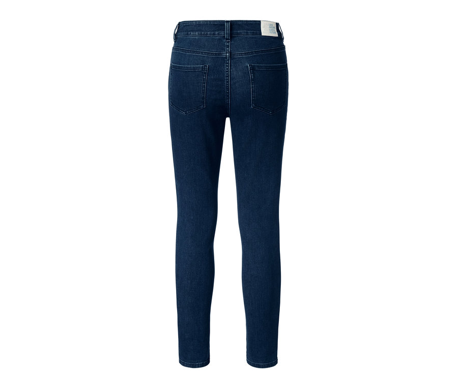 Szczegółowy widok z tyłu dżinsów skinny.