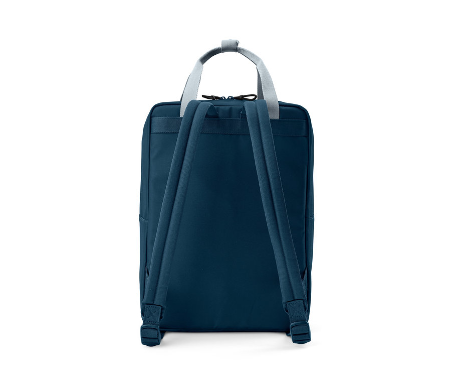 Widok z tyłu plecaka outdoorowego.