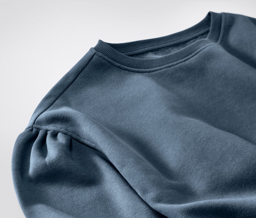 Detal dziecięcej sukienki dresowej.