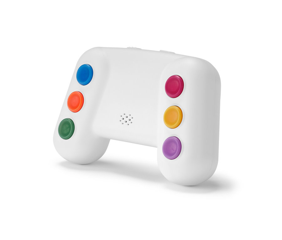 Zbliżenie na elektroniczną grę do treningu pamięci z kolorowymi przyciskami.