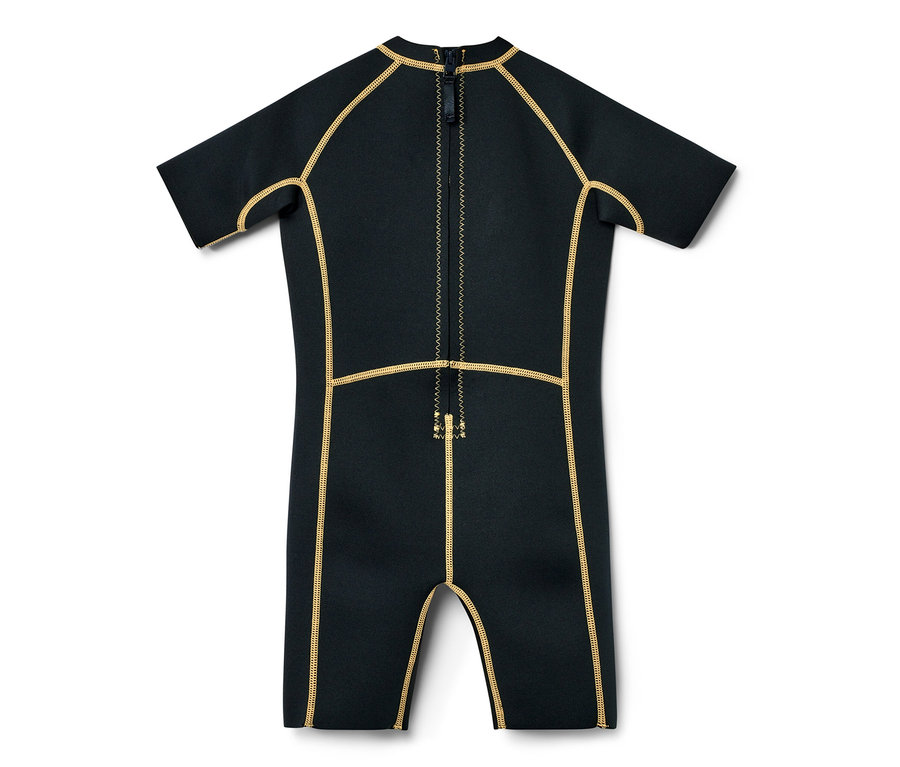 Czarny dziecięcy kombinezon piankowy z krótkimi rękawami i złotymi szwami.