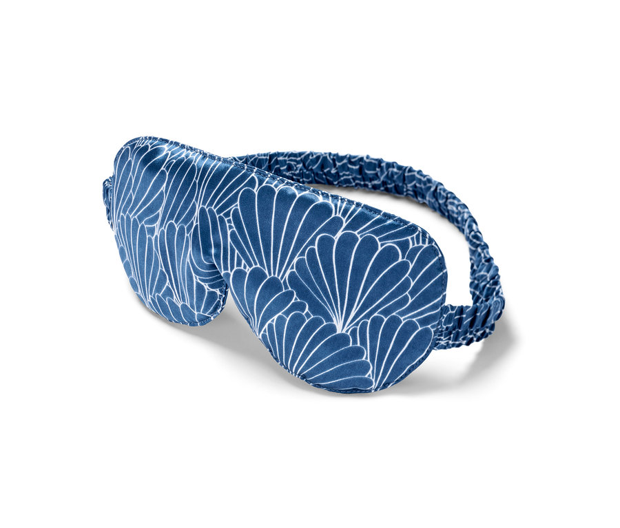 Niebieska jedwabna maska do spania z białym wzorem.