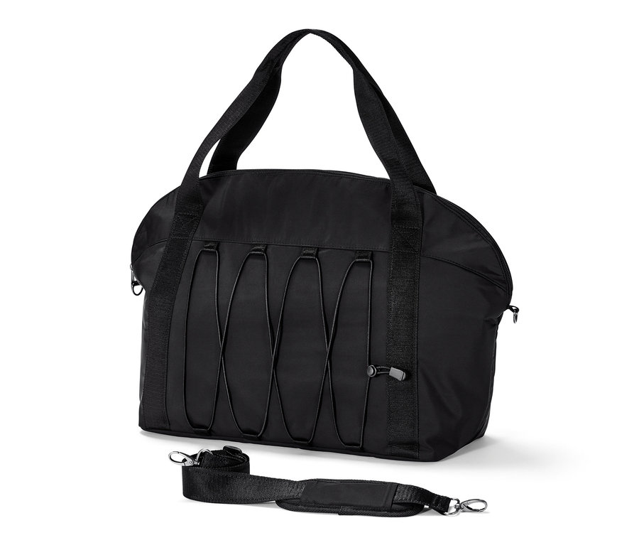 Czarna torba sportowa.