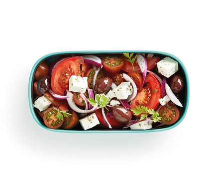 Sałatka grecka w zestawie pojemników na lunch ze sztućcami.
