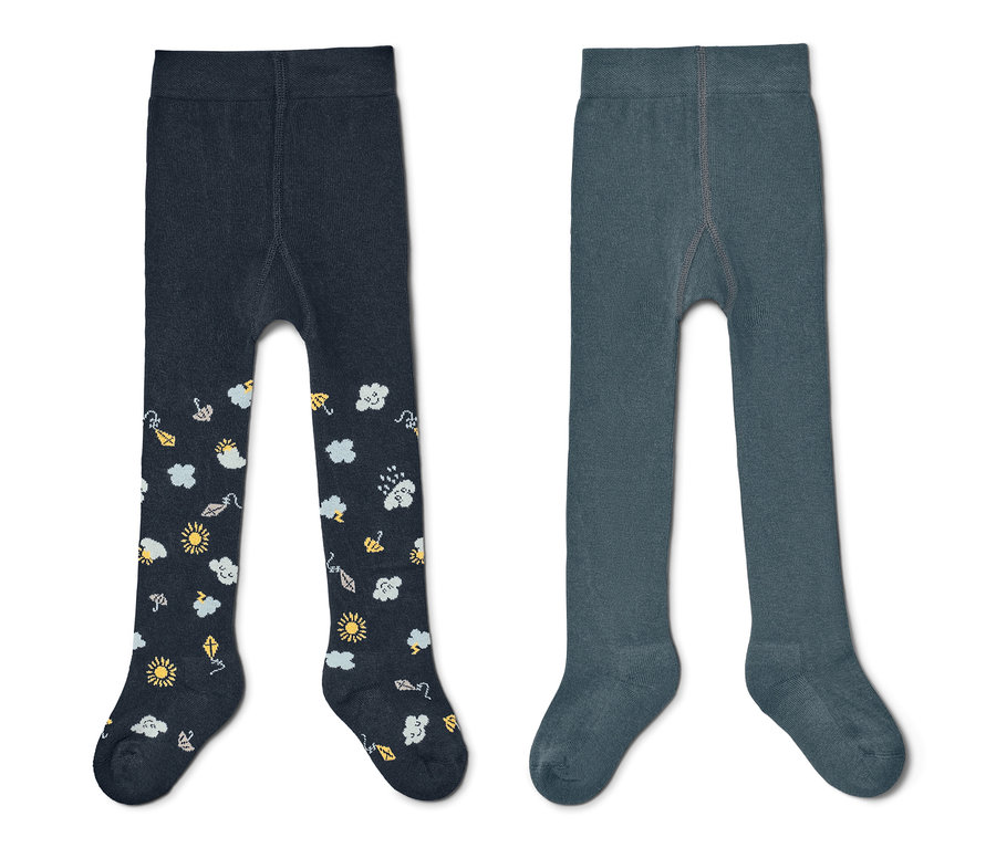 Dwie pary niebieskich rajstop dziecięcych. Jedne ciemnoniebieskie we wzór słońca, chmur i deszczu, drugie jasnoniebieskie.