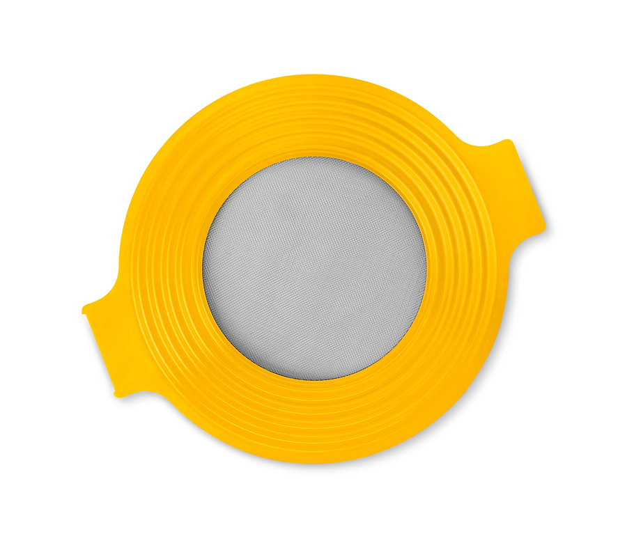 Żółte sitko do przesiewania mąki i przecierania 2 w 1 na białym tle.