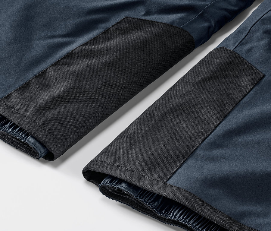 Zbliżenie na niebieskie, profesjonalne spodnie narciarskie.