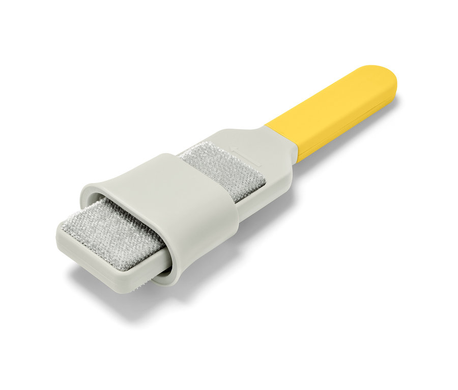 Szczotka do ubrań z żółtą rączką.