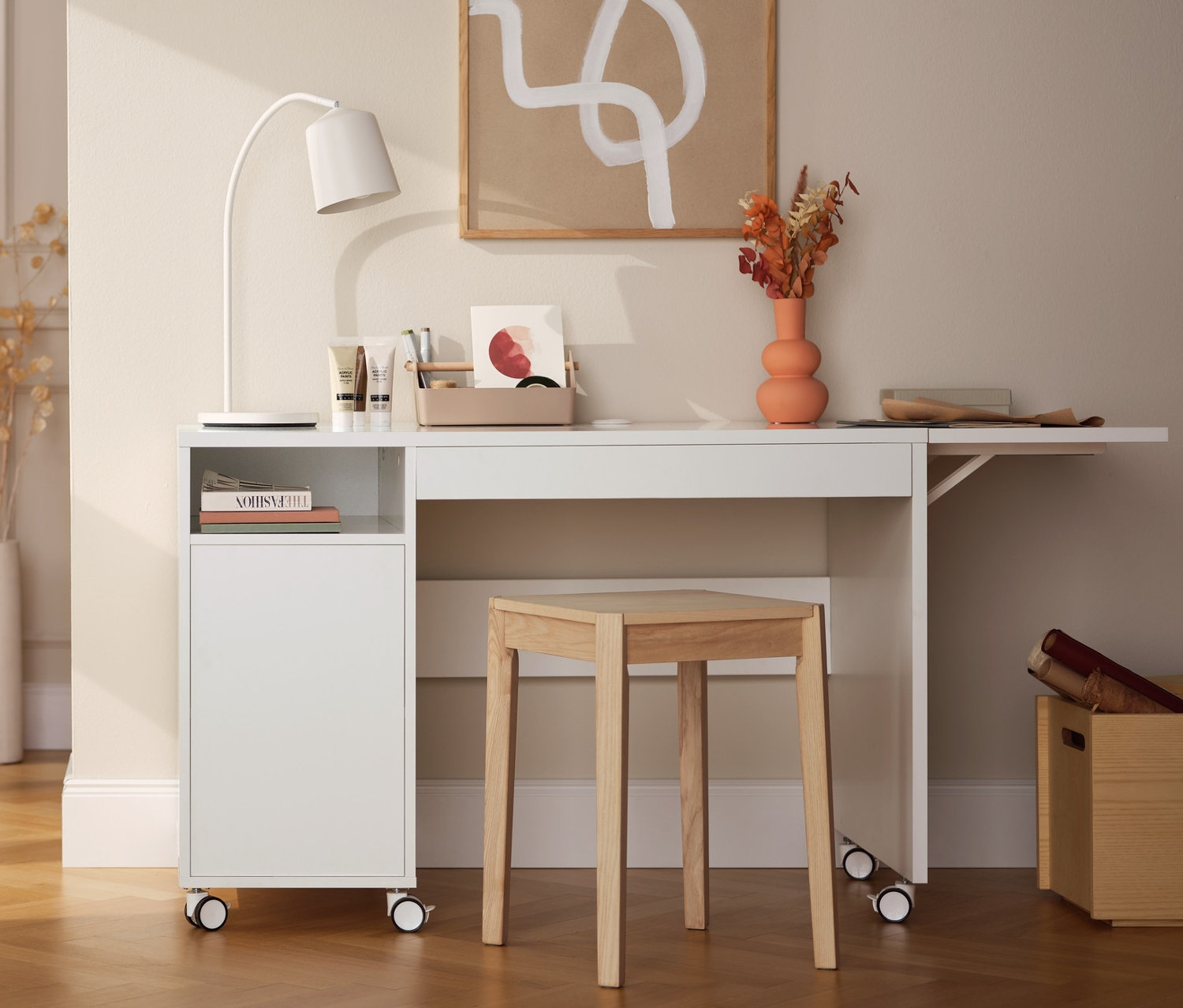 Wnętrze z regałem z drewna jesionowego, stołem wielofunkcyjnym, lampką stołową LED i stołkiem z drewna jesionowego.