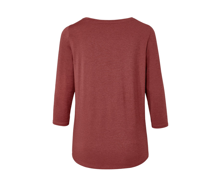 Zbliżenie na terakotową koszulkę funkcyjną z rękawem 3/4.