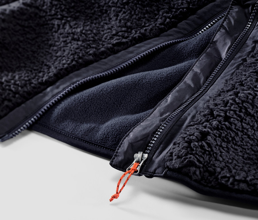 Zbliżenie na zamek błyskawiczny kamizelki z pluszu.