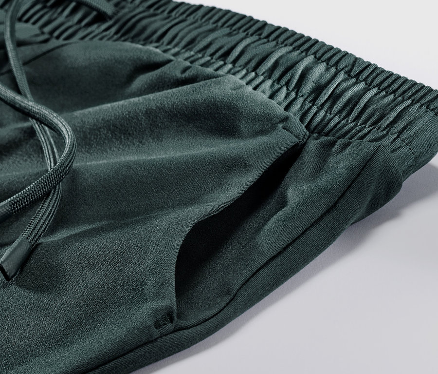 Zbliżenie na termoaktywne spodnie funkcyjne ze sznurkiem i kieszenią.