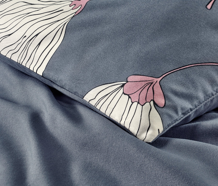 Zbliżenie granatowej pościeli z mikrowłókna we wzory kwiatowe.