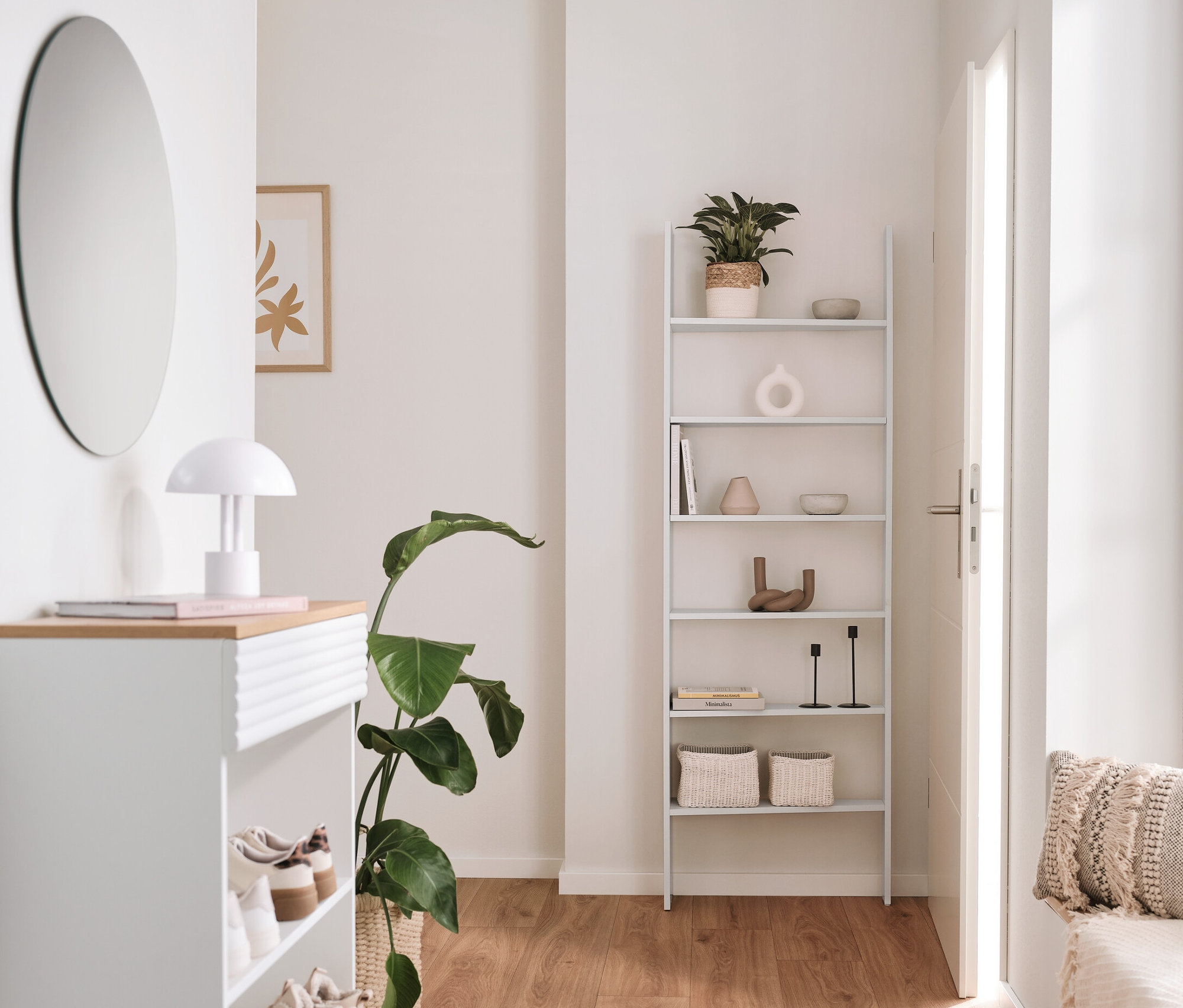 Przedpokój z konsolą z szufladą i regałem do umieszczenia za drzwiami.