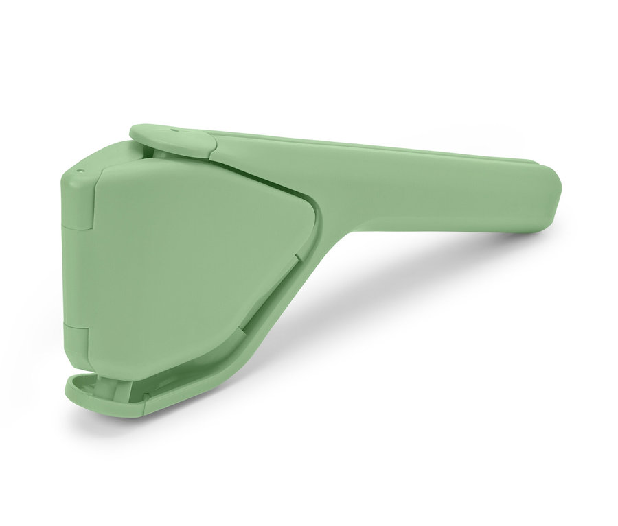 Zielona, ergonomiczna wyciskarka do cytrusów na białym tle.
