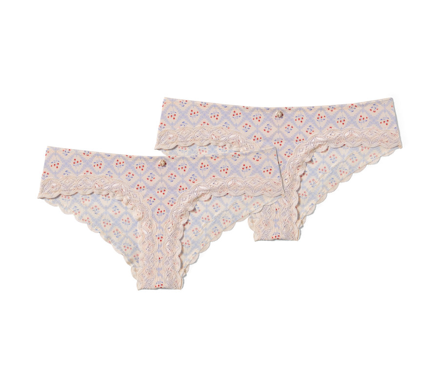 Dwie kremowe figi brazylijskie z nadrukiem i koronką.