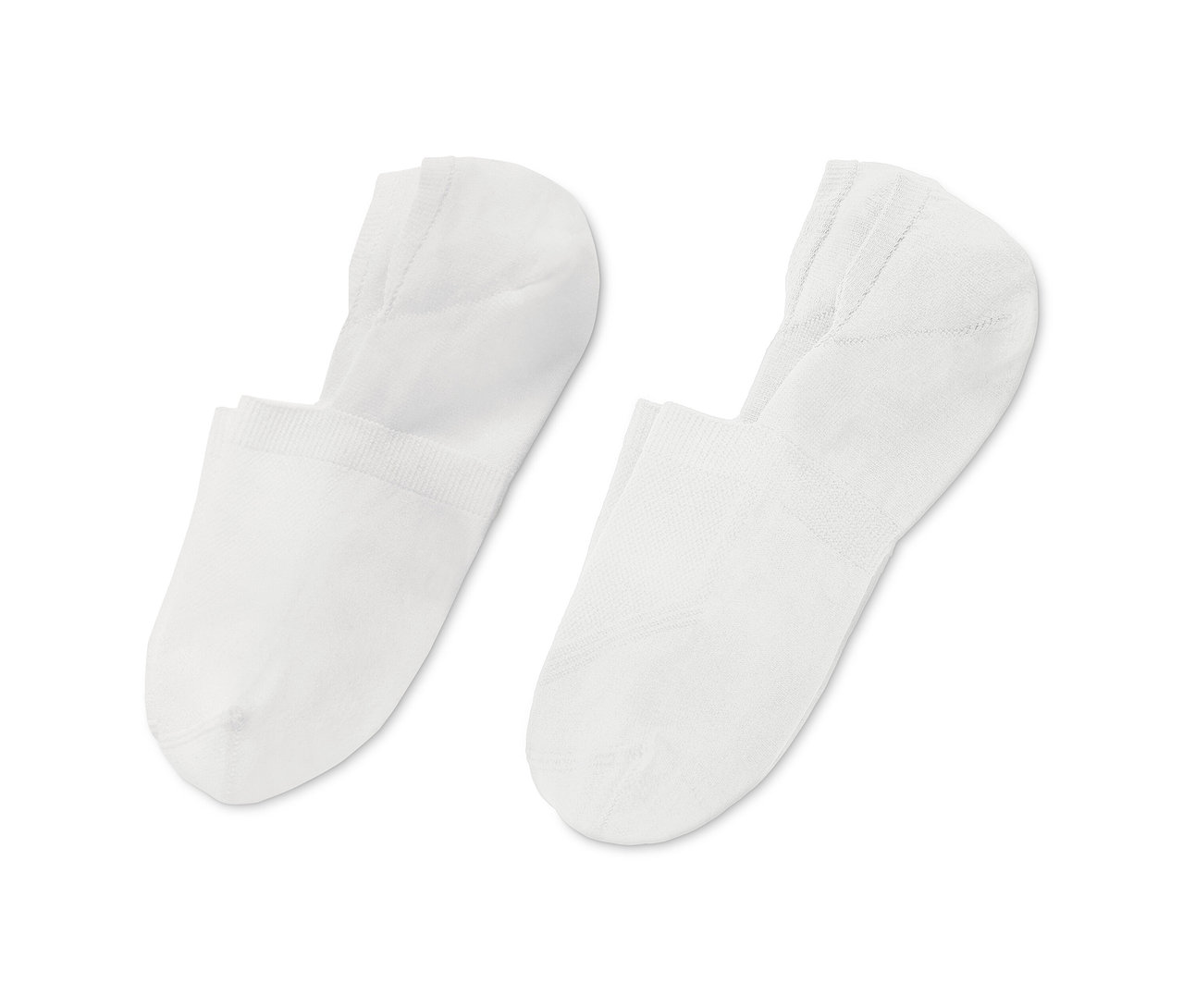 Dwie pary białych, sportowych skarpet stopki leżą na białym tle.