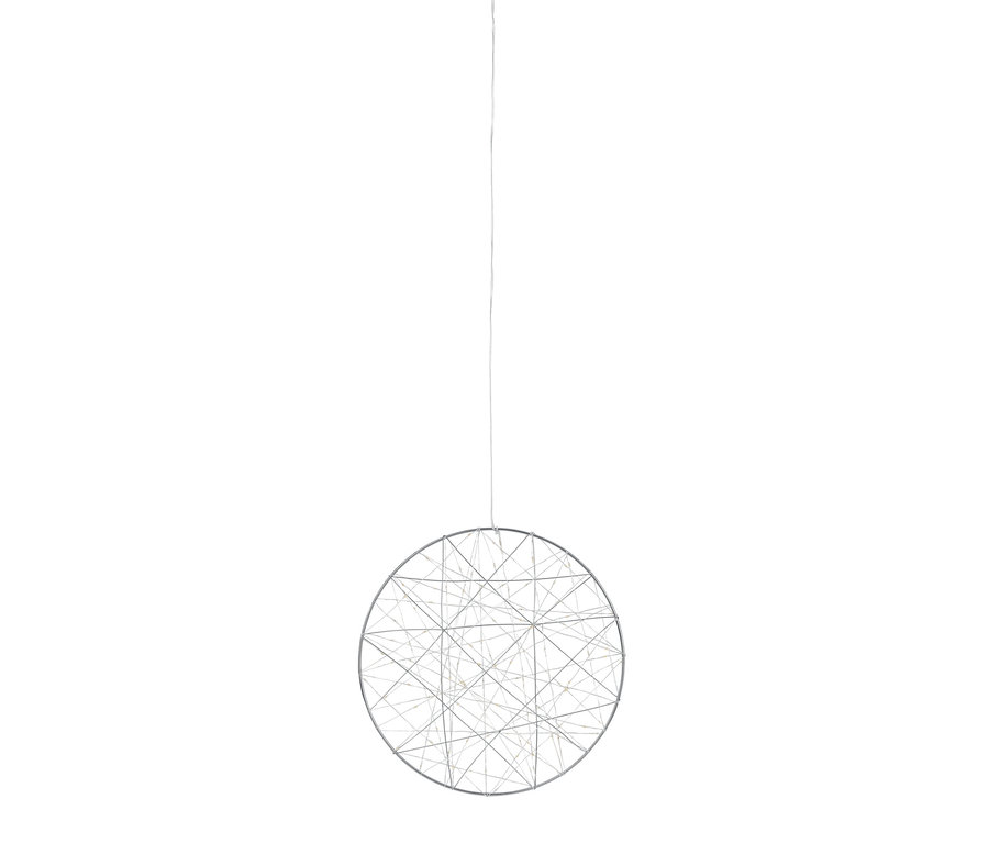 Duża obręcz LED wisi na cienkim drucie.