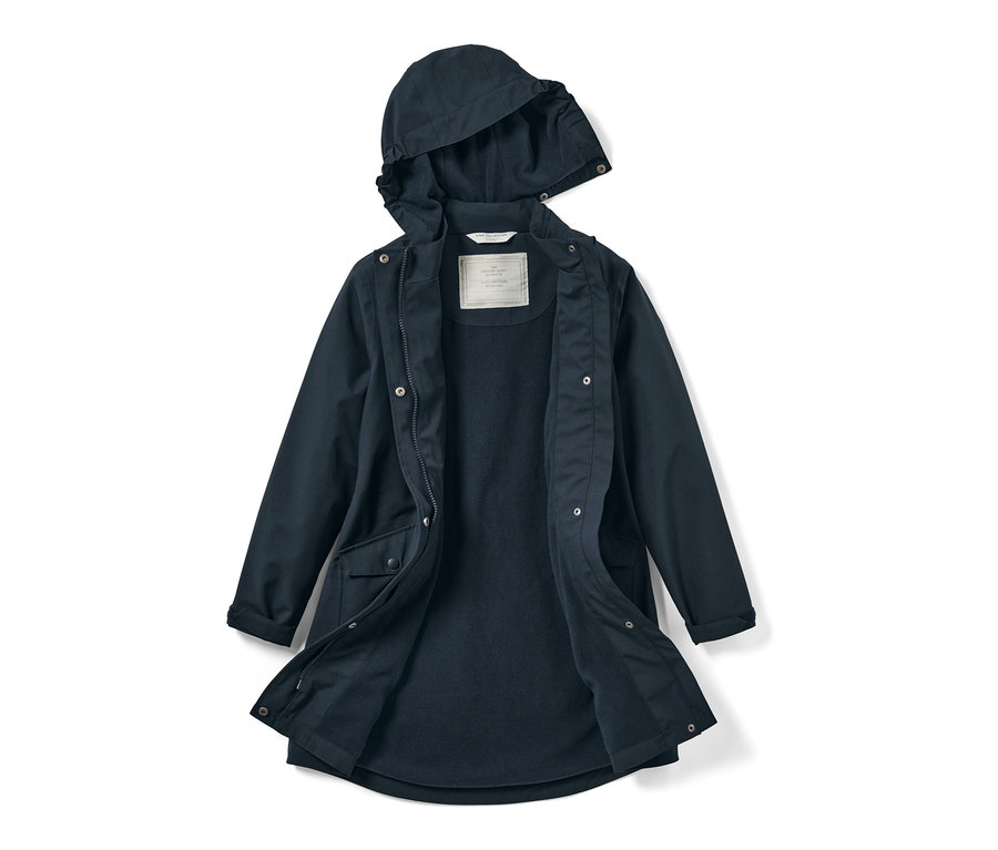 Otwarta, granatowa dziecięca parka przeciwdeszczowa z kapturem.