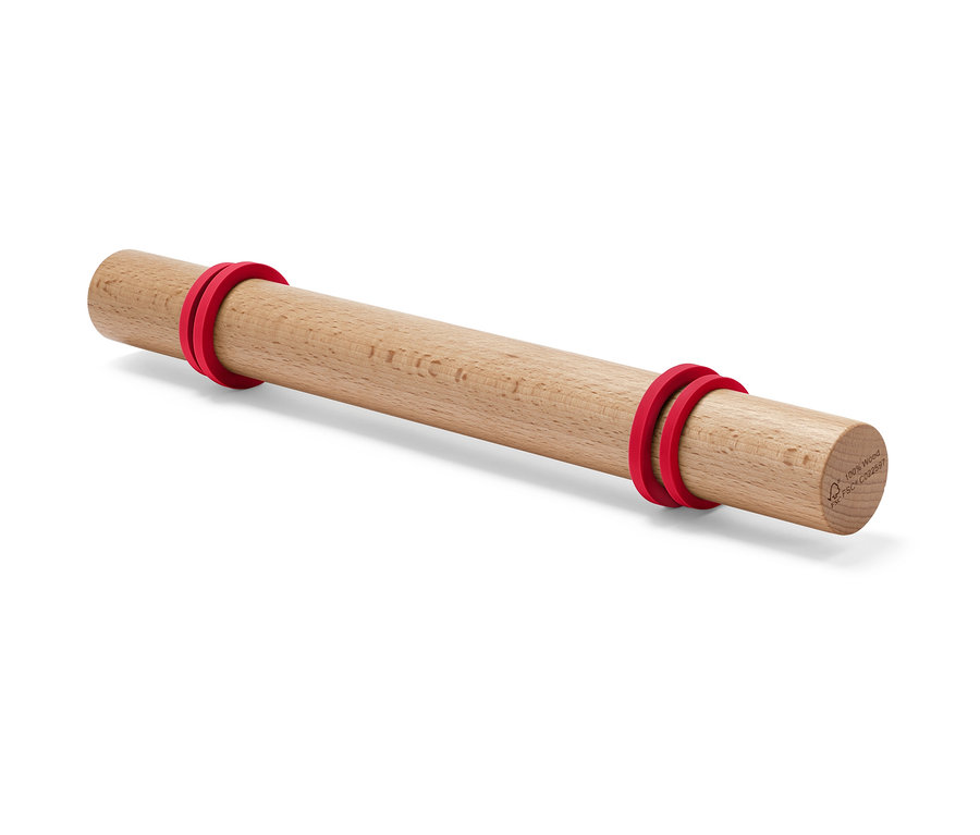 Drewniany wałek do ciasta z czerwonymi pierścieniami regulacyjnymi.