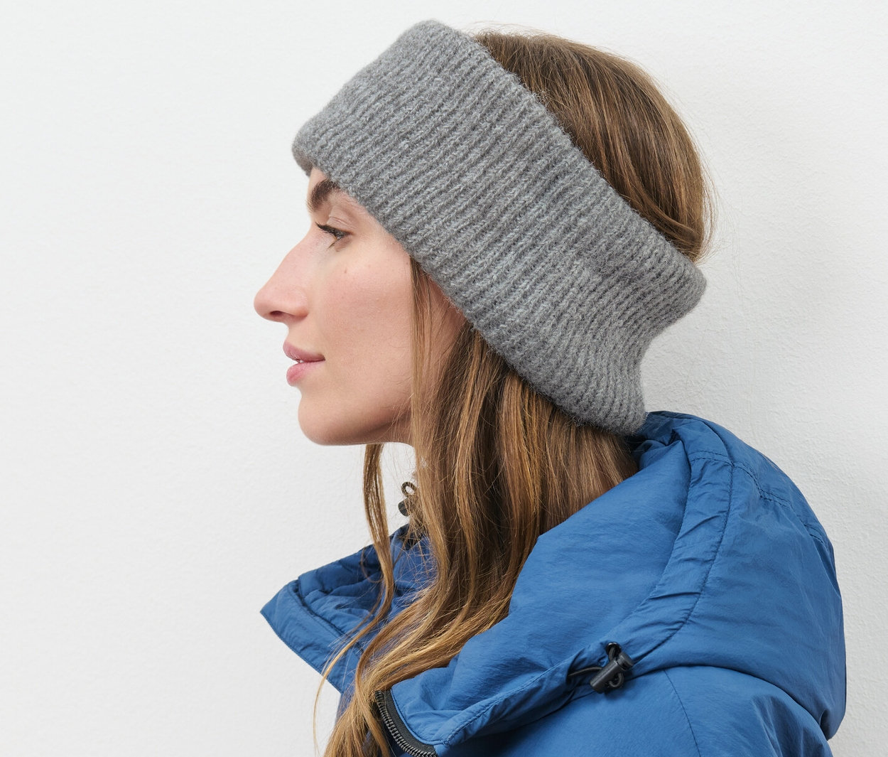 Profil kobiety w opasce z dzianiny.