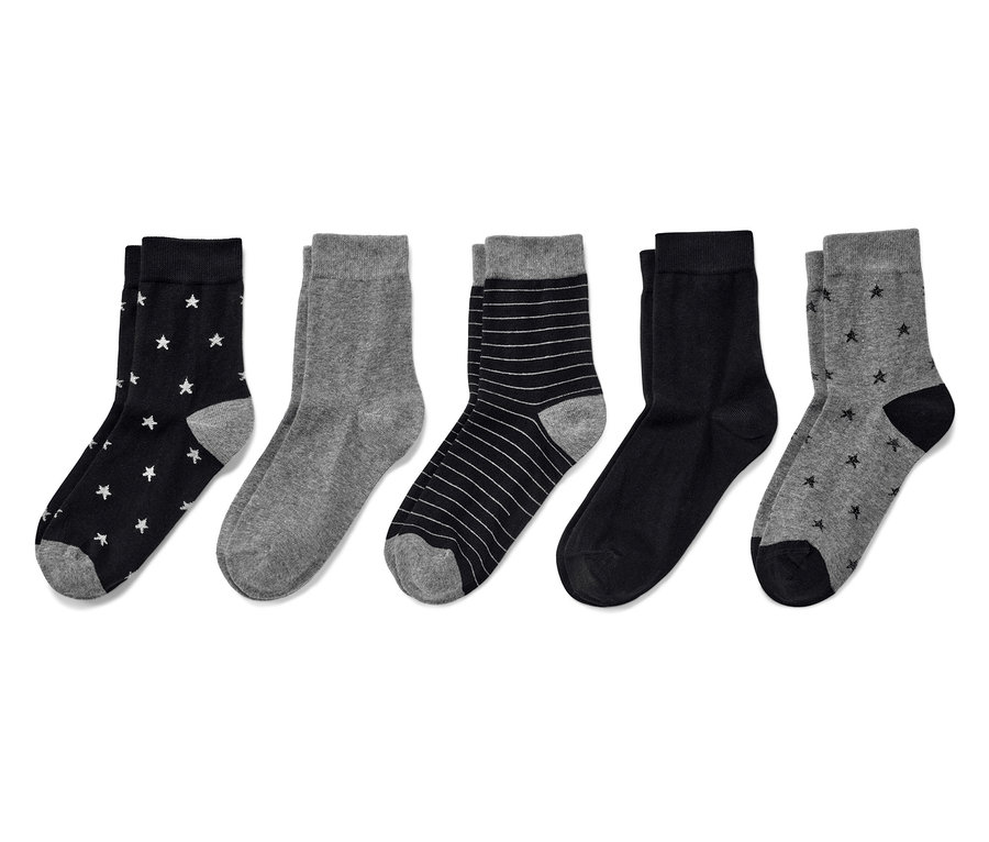 Pięć par skarpet w różnych kolorach i wzorach.