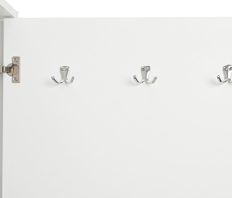 Wnętrze szafy uniwersalnej z metalowymi haczykami.