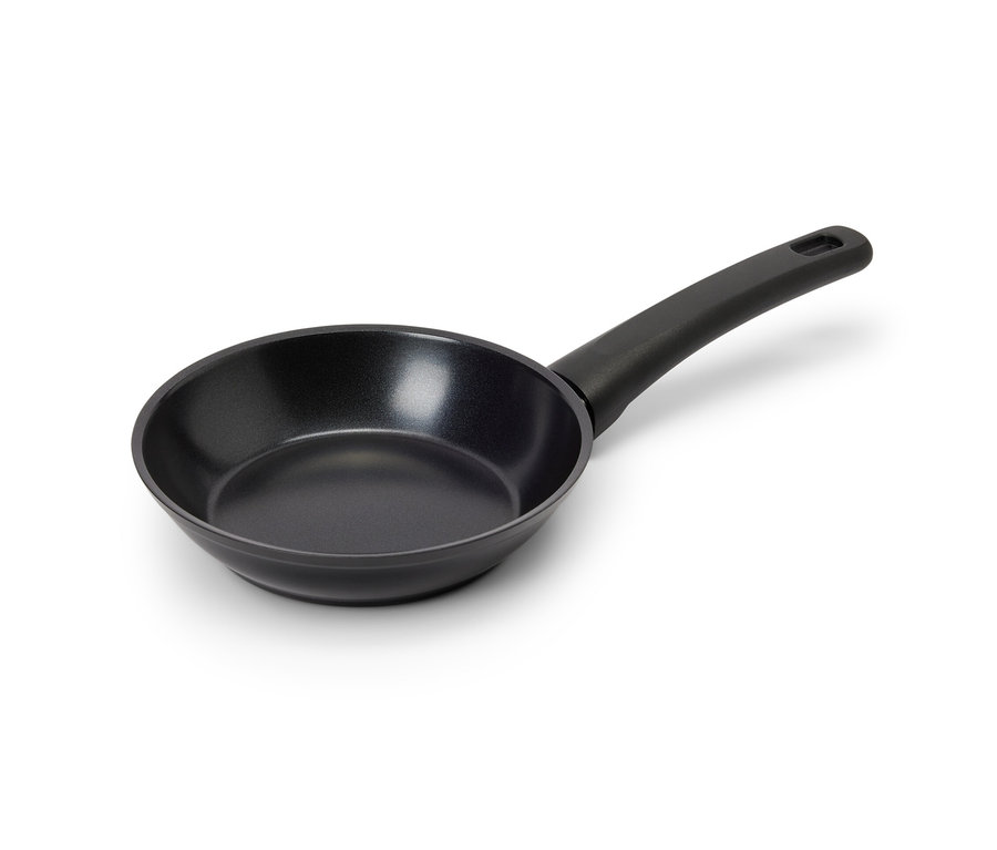 Czarna minipatelnia z powłoką zapobiegającą przywieraniu i rączką leży na białym tle.