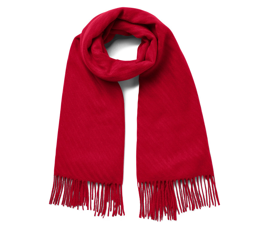 Czerwony szalik z frędzlami na białym tle.
