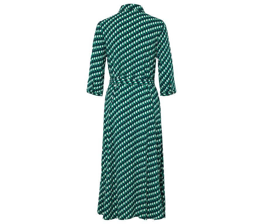 Widok z tyłu długiej, zielono-białej sukienki we wzory z rękawami trzy czwarte i paskiem.