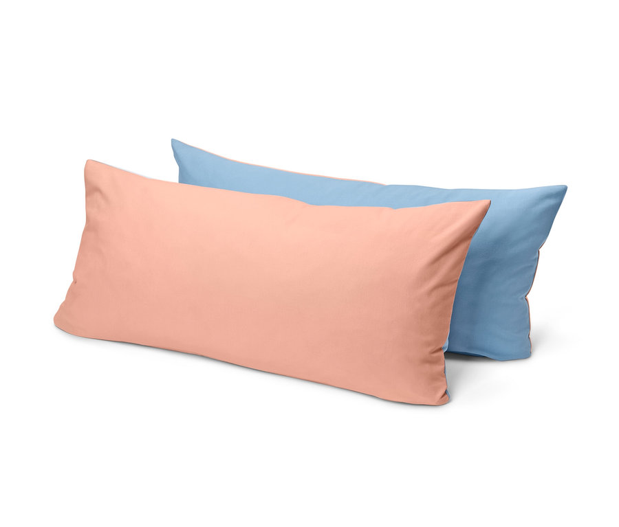 Dwie poszewki na poduszki z bawełny renforcé, jedna niebieska i jedna pomarańczowa.