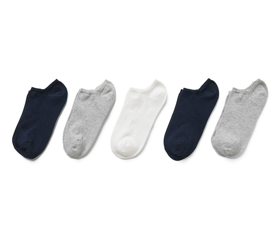 Pięć par skarpet stopek w kolorach niebieskim, szarym i białym leży obok siebie na białym tle.