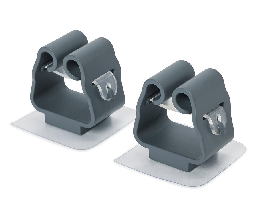 Dwa szare uchwyty na mop z podkładkami samoprzylepnymi.