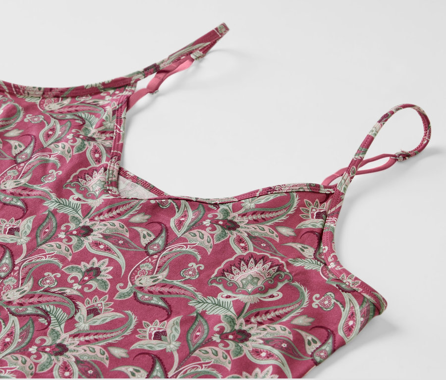 Zbliżenie koszuli nocnej na ramiączkach z motywem paisley.