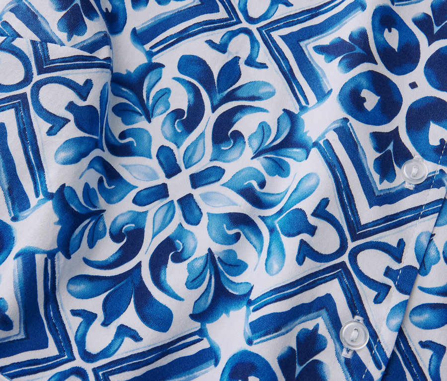 Zbliżenie na sukienkę midi z nadrukiem.