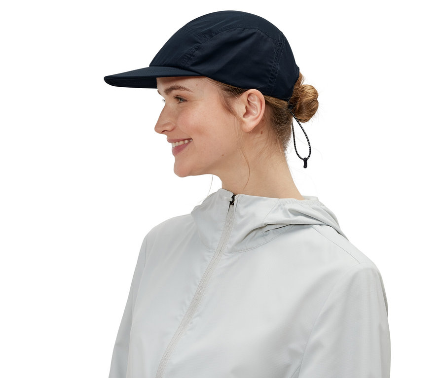 Profil kobiety w czapce z daszkiem.