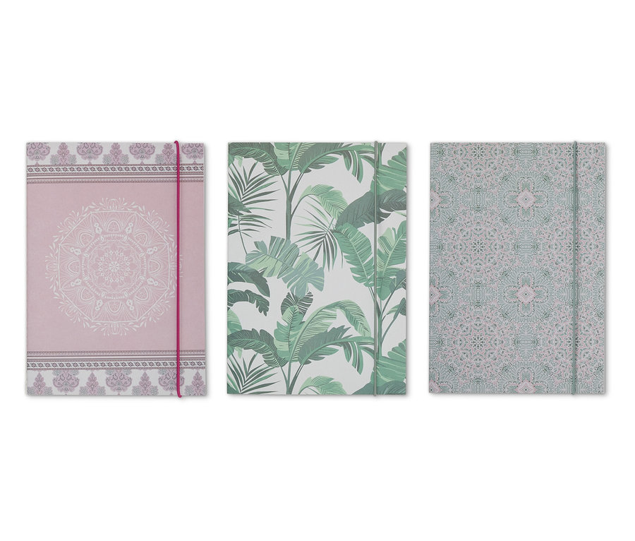 Trzy notatniki z różnymi wzorami.