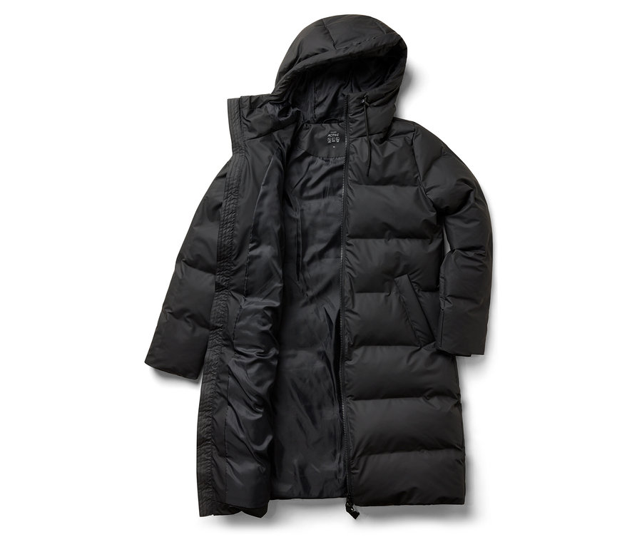 Rozłożona czarna kurtka puchowa z kapturem.